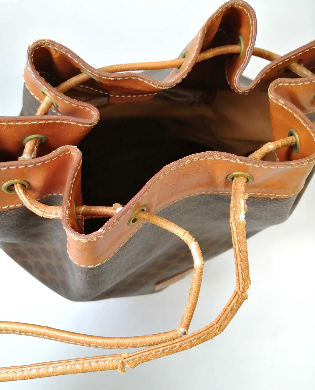 紐が劣化しております。