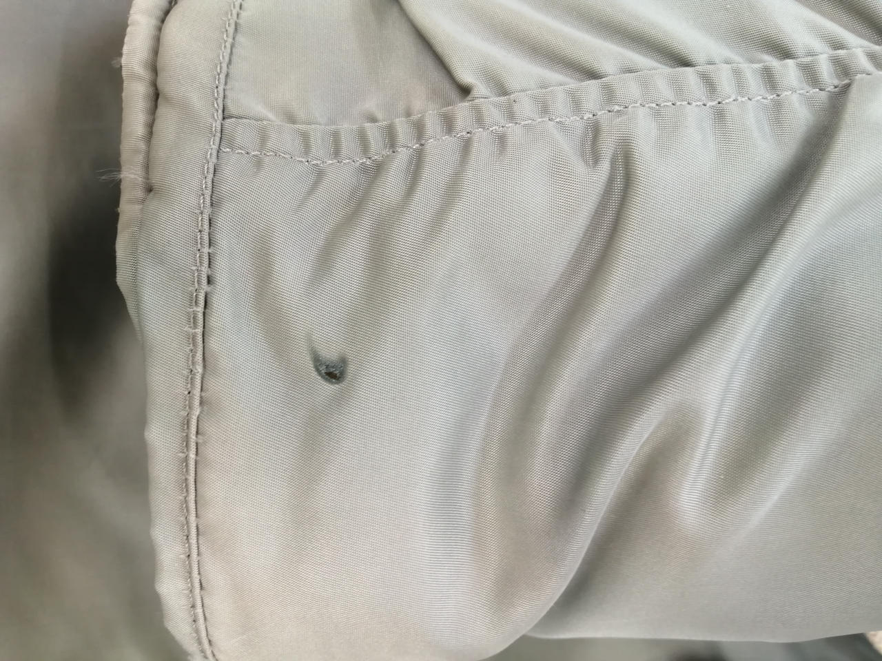 右袖にタバコ穴ございます