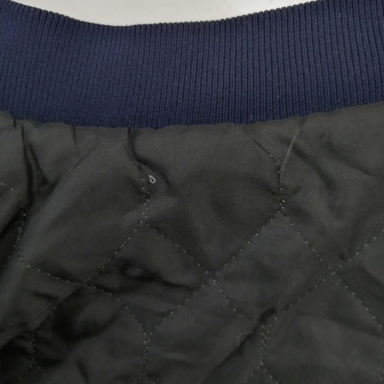 内側全体的にほつれあり