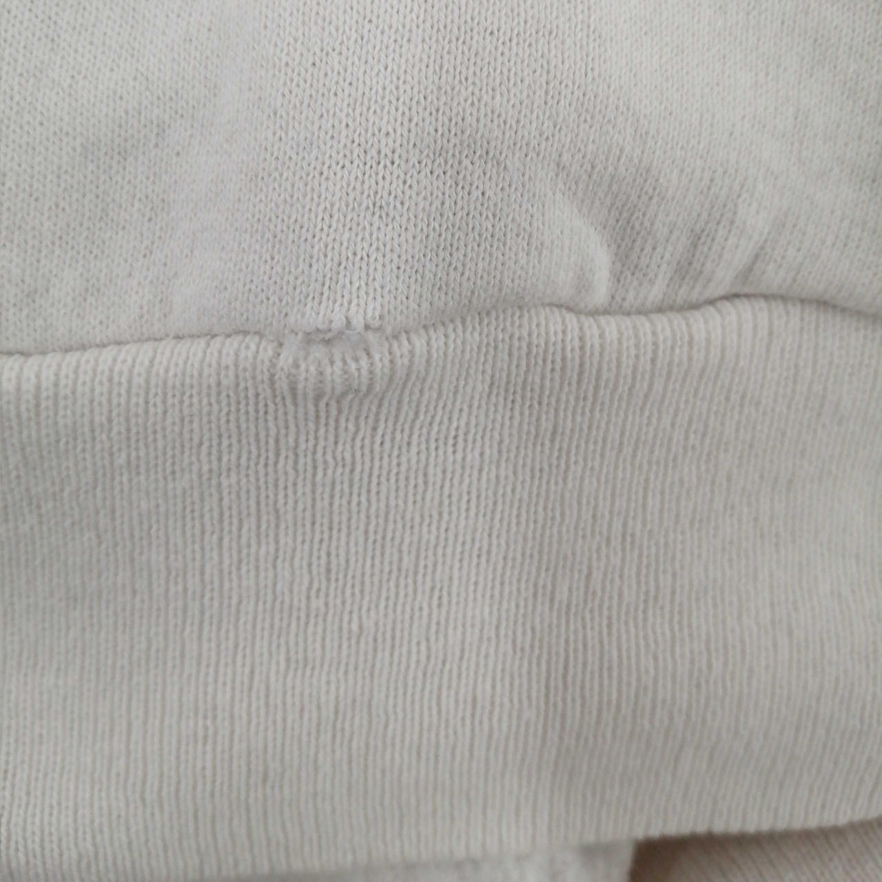 背面下部　破れあり