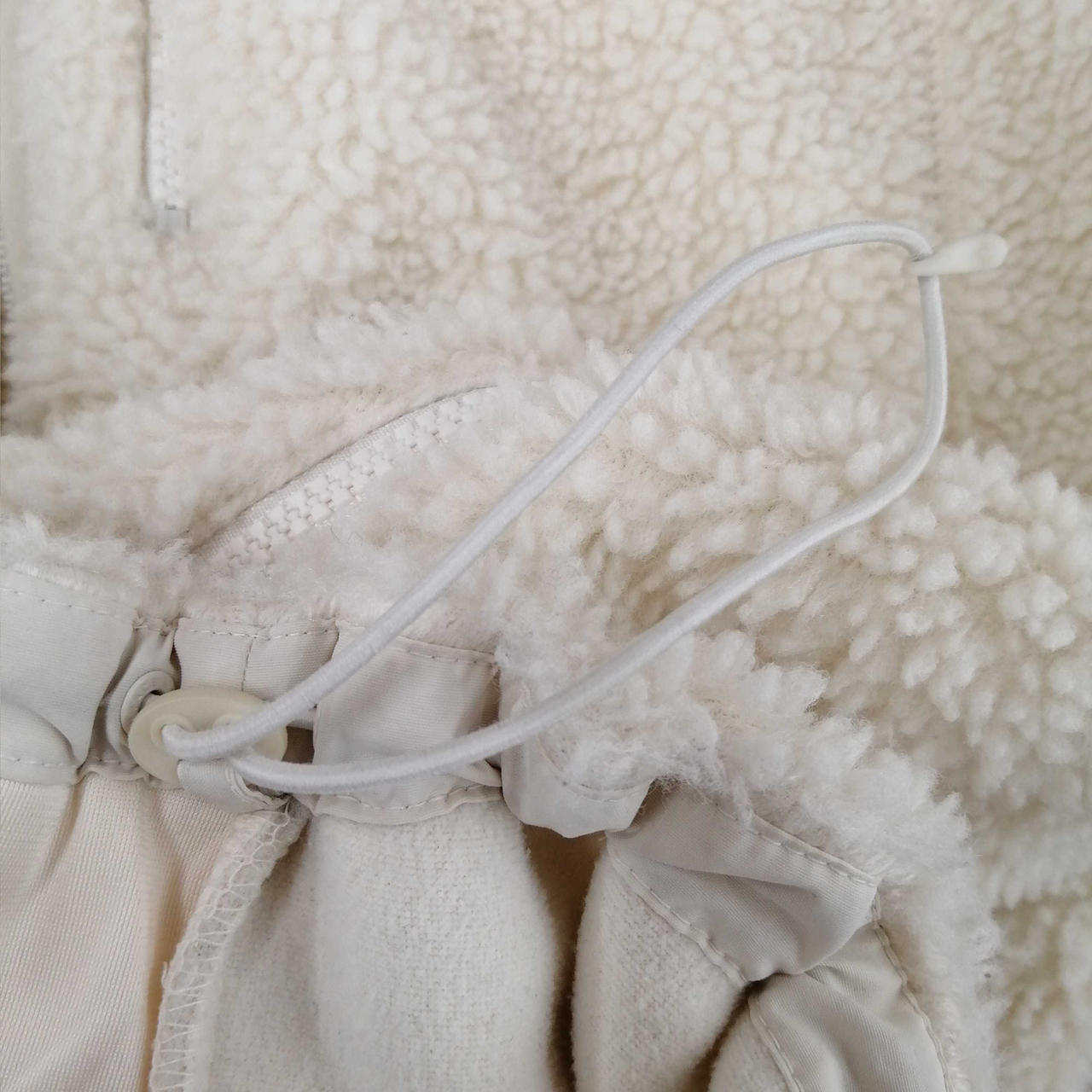 ドローコードで裾を絞れます