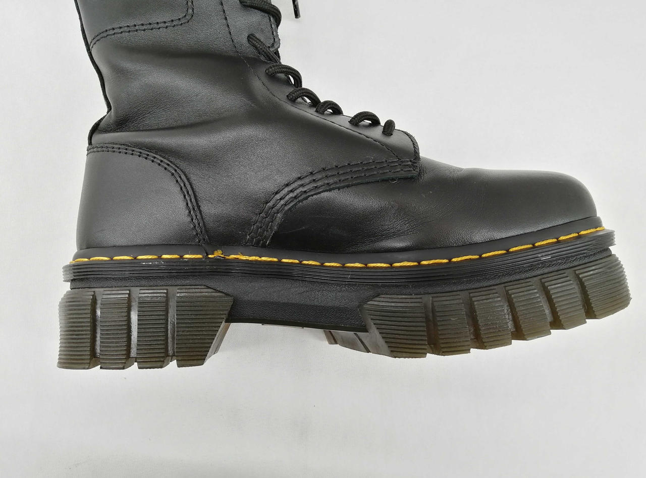 左足キズありますがほとんど目立ちません。