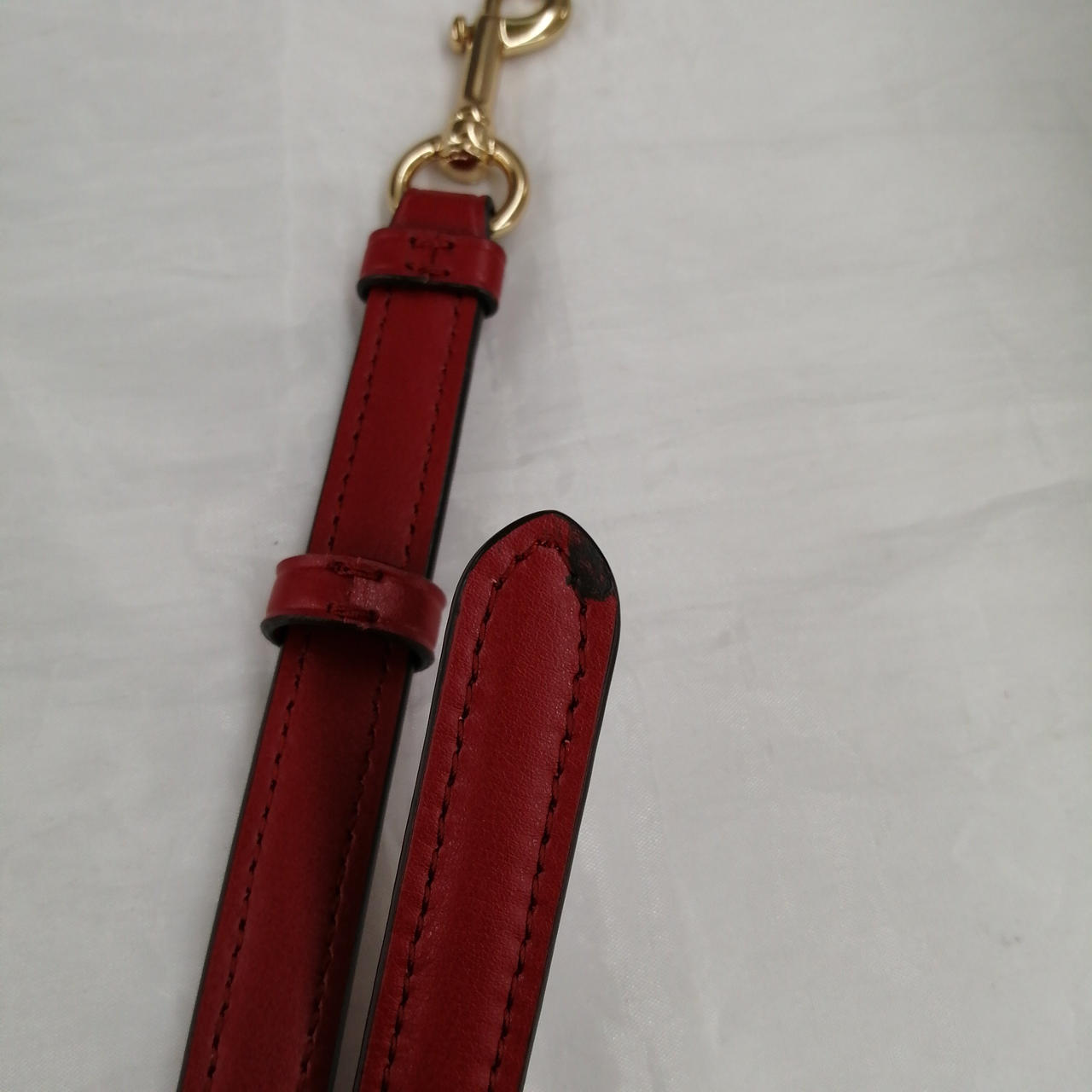 ストラップに黒い汚れあり