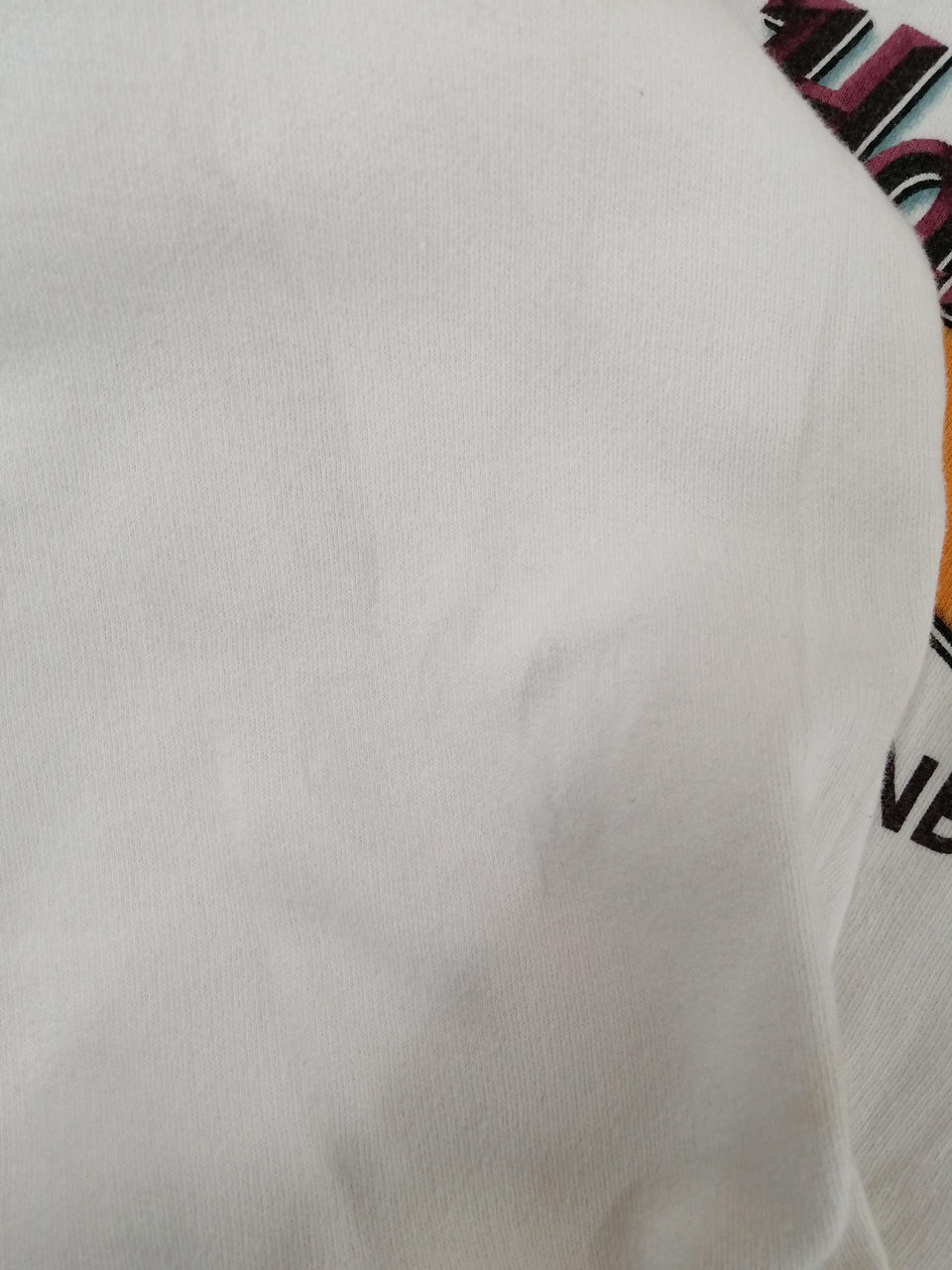 右袖に汚れあり