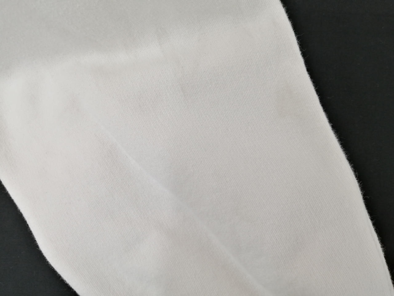 右袖に汚れあり