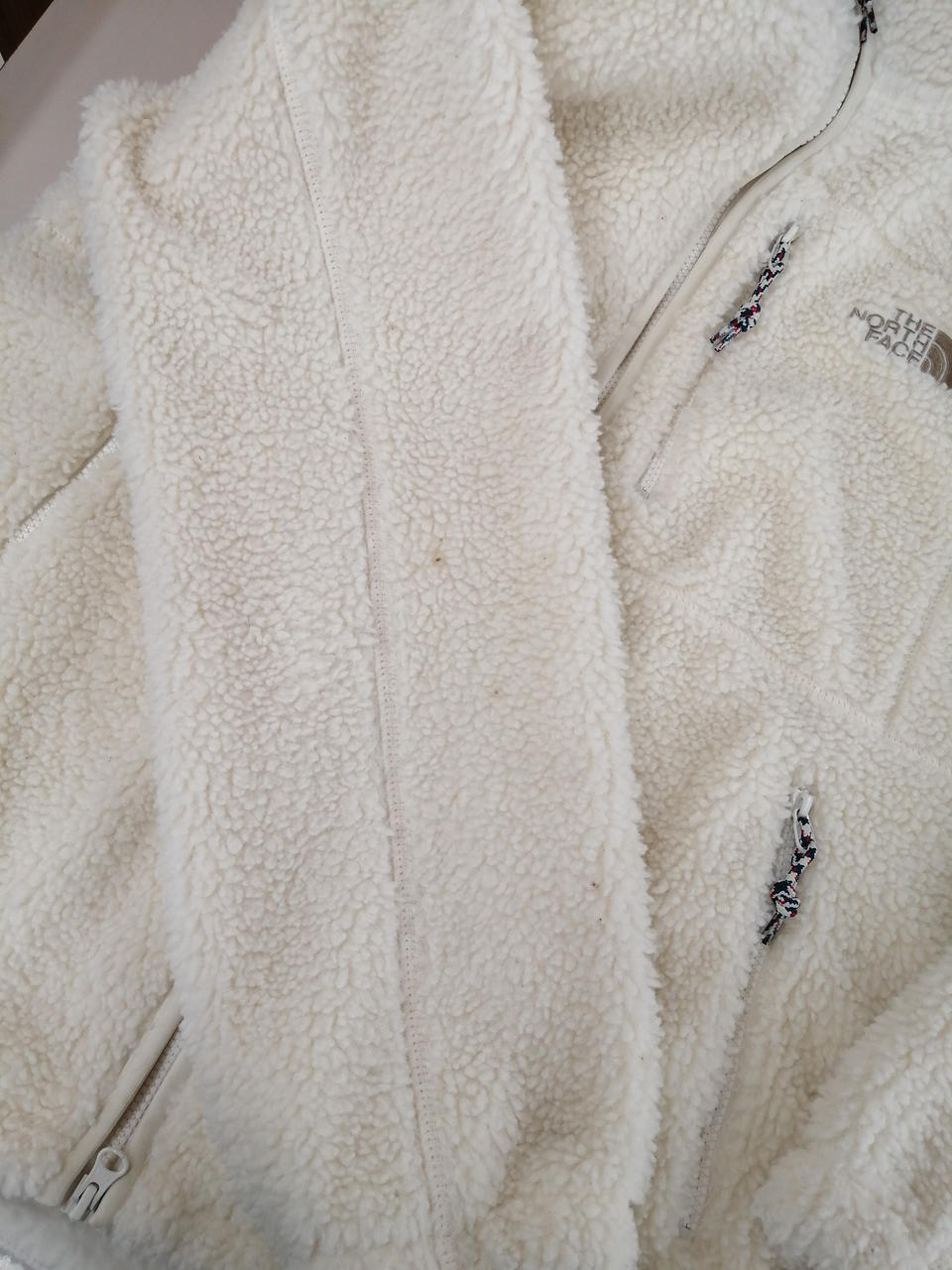 右袖にシミあり