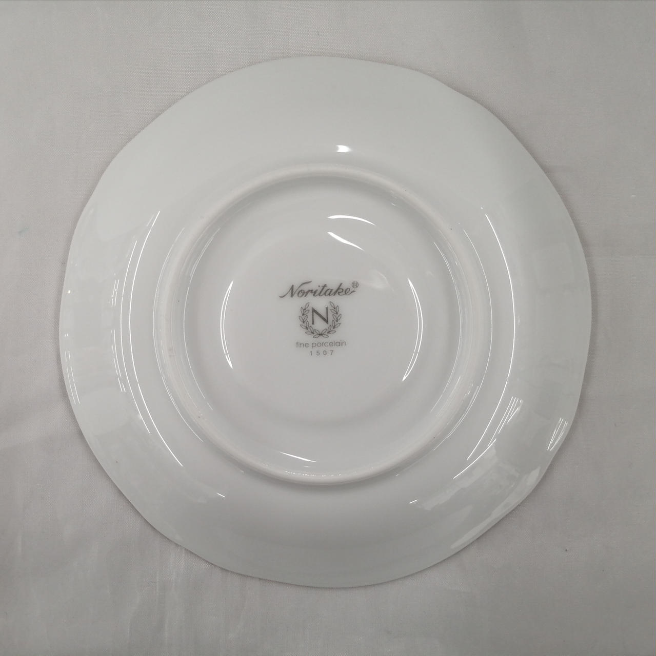 カップとソーサーのネームカラーが違います