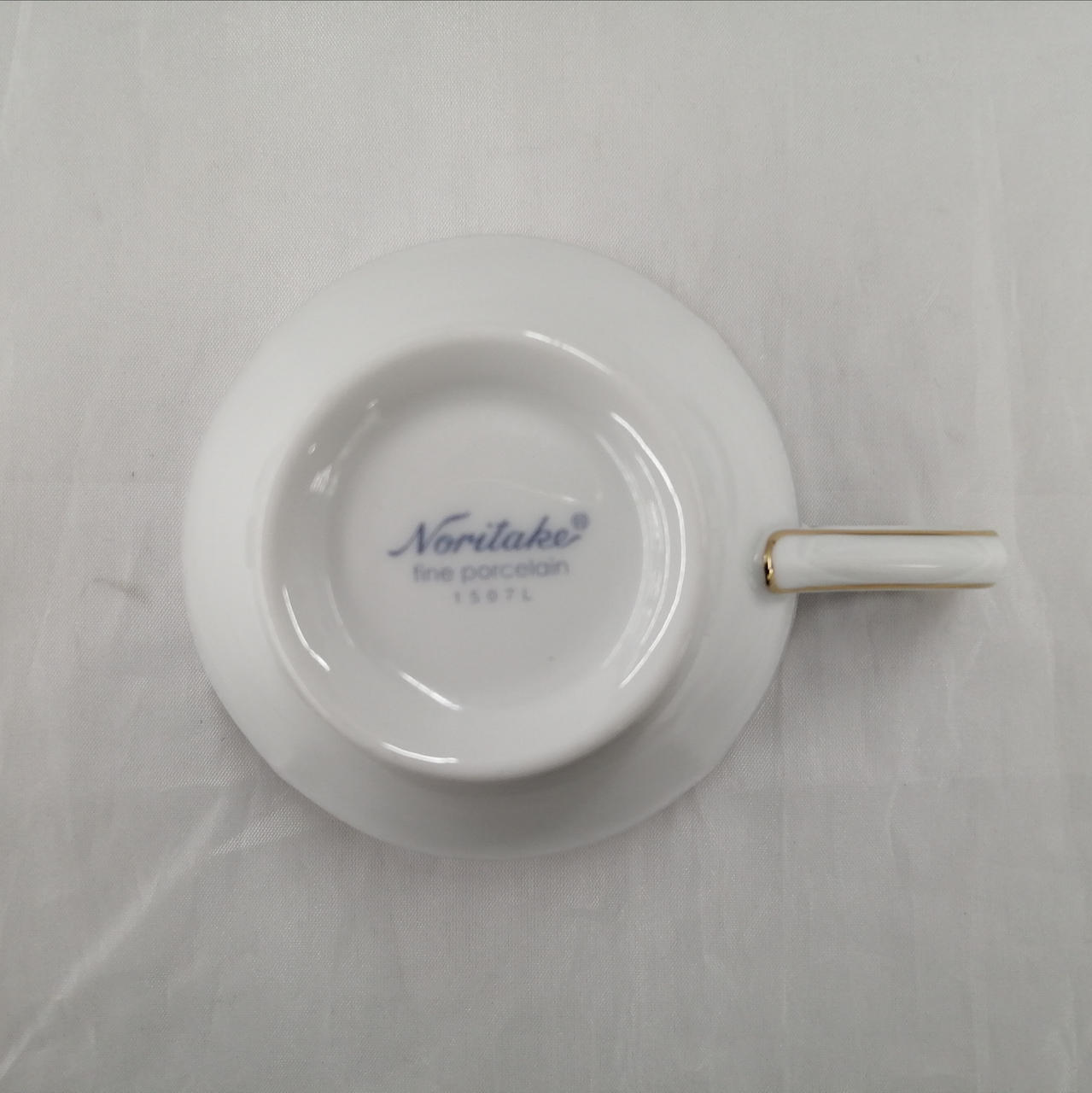 カップとソーサーのネームカラーが違います