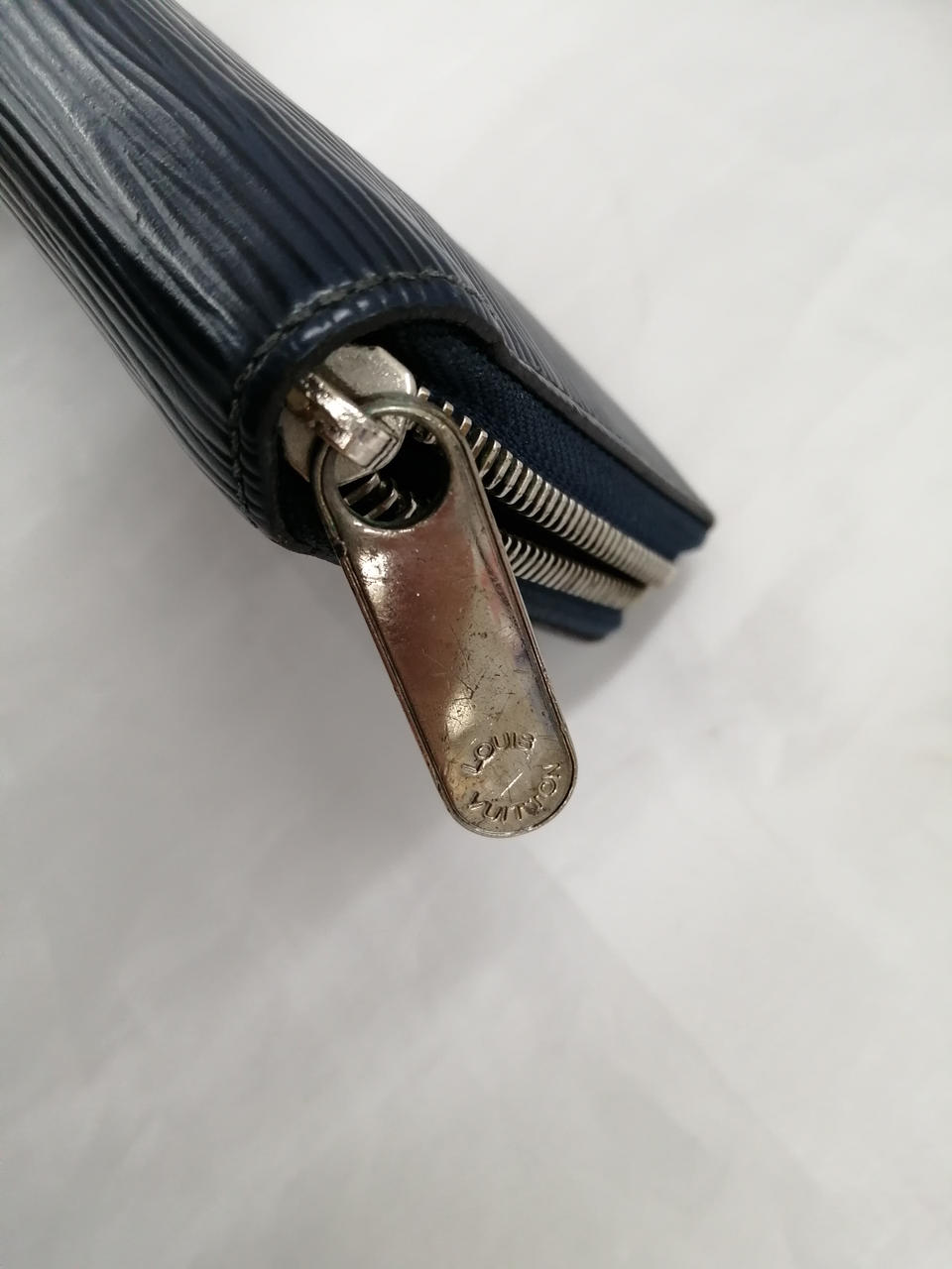 ファスナー引き手キズあり