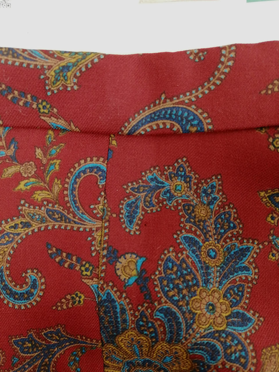 首元後ろ辺りに虫食いあり