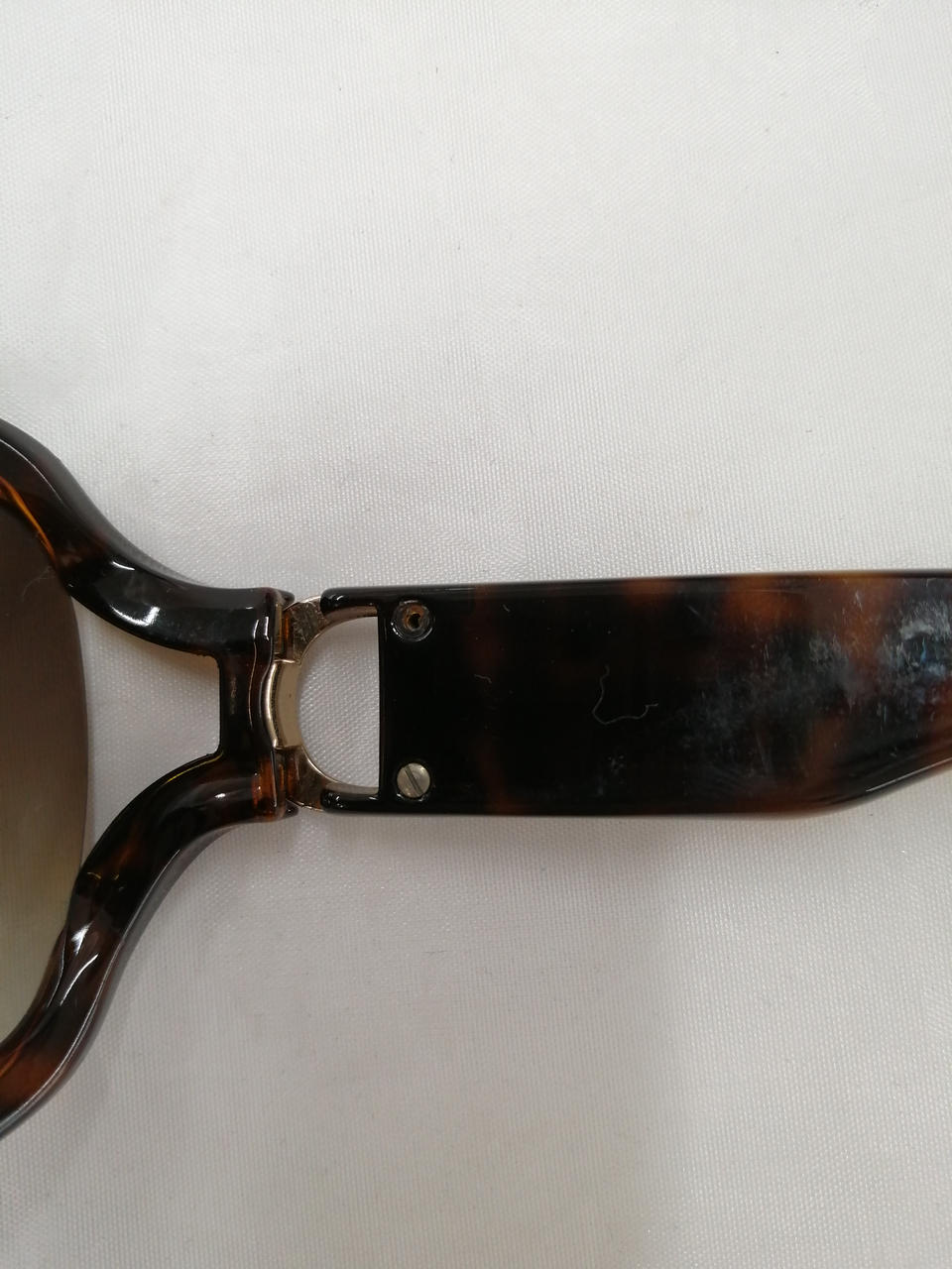 右ツルの上ネジ欠品しています