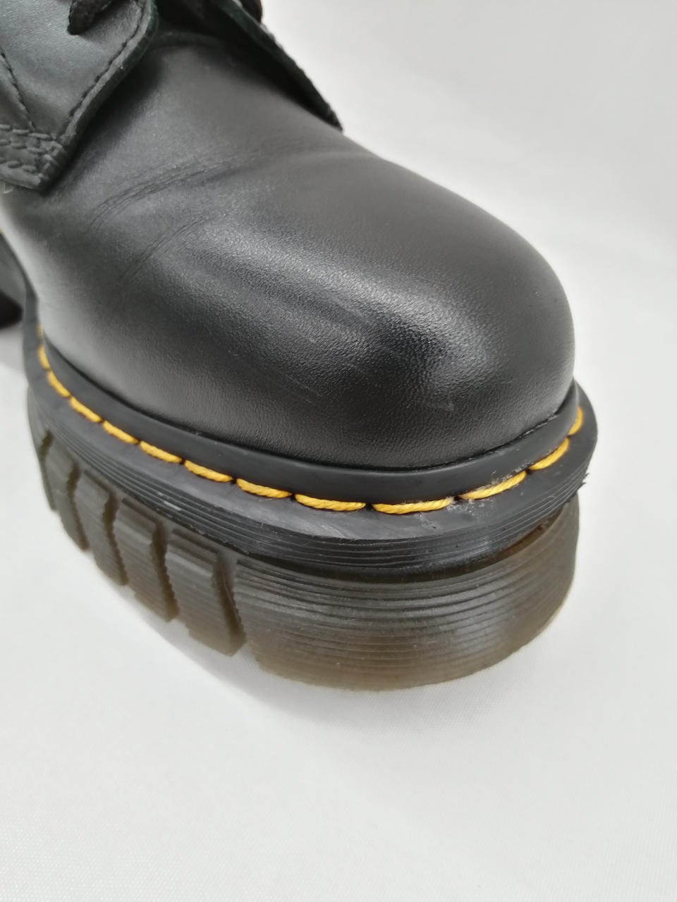 左足キズあり。