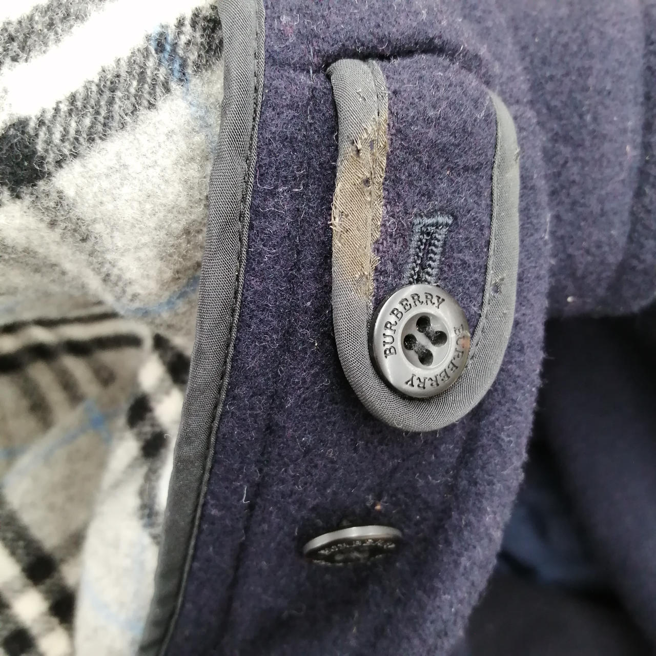 右側のフードのボタン部分、破れあり