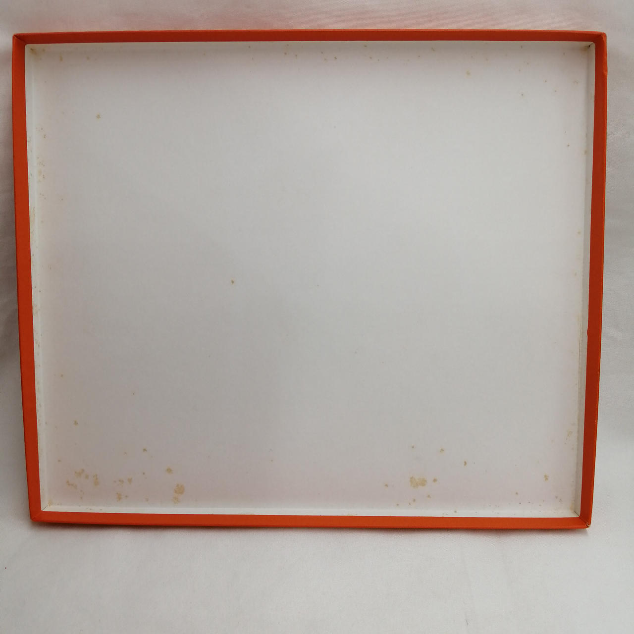 箱の内側はシミあり