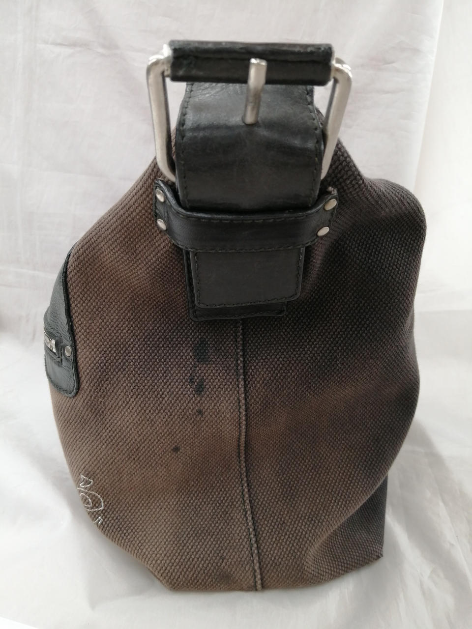 前面→背面にかけて変色あり