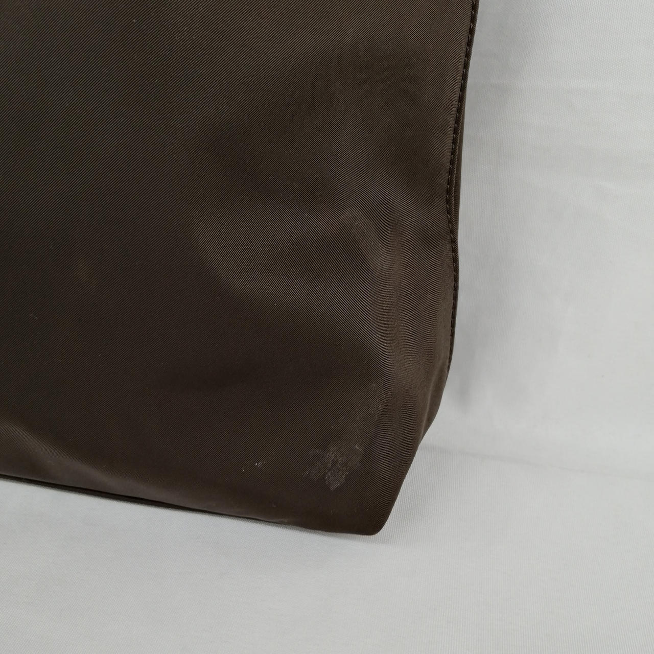 前面向かって右下汚れあり