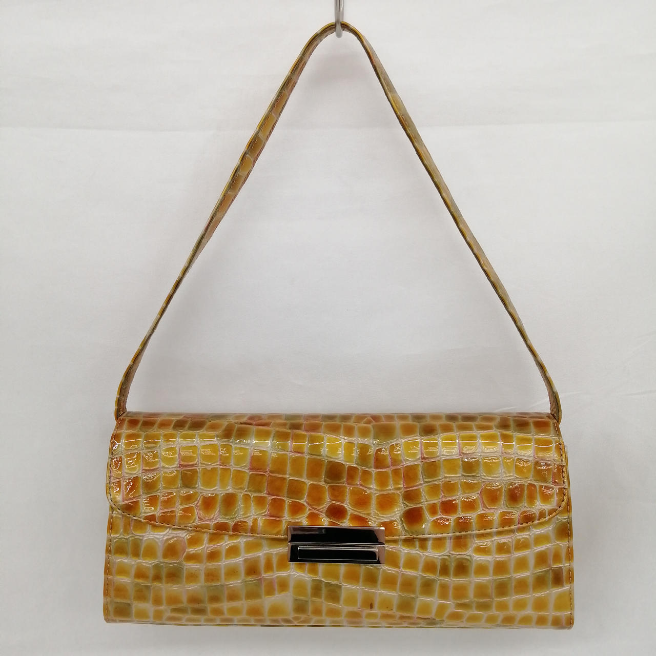 表面ベタつきあり