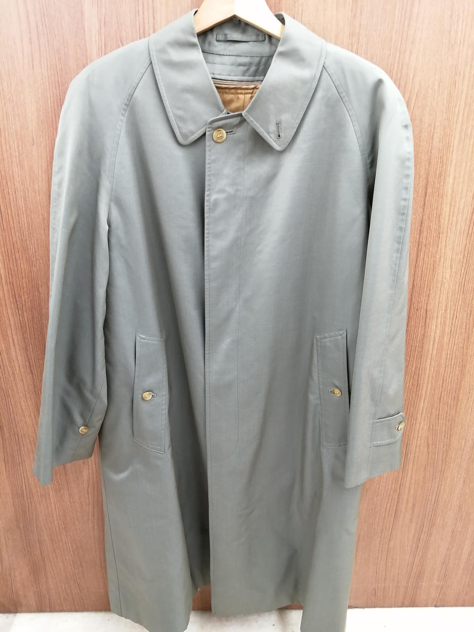 グレーに見えますが薄いカーキ色です