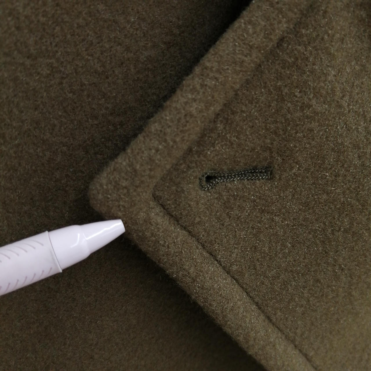 襟元全体的に白い粉のような汚れあり