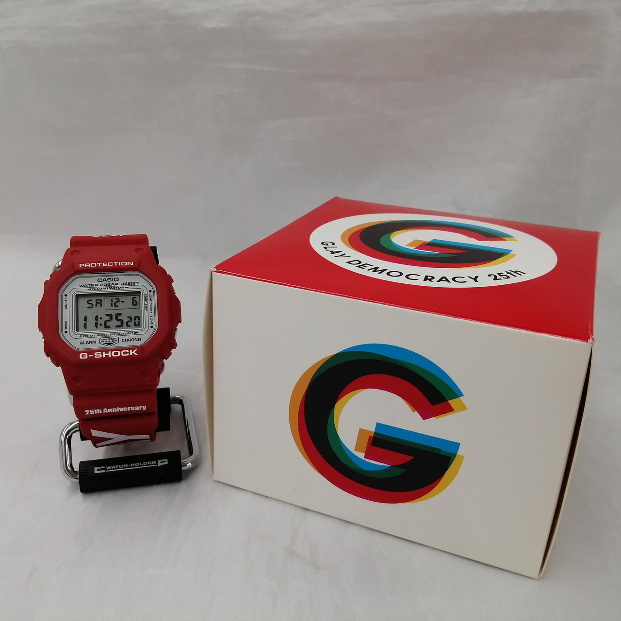 黒いスタンドは付属しません