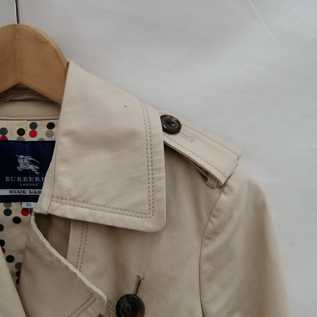 襟元に汚れあり