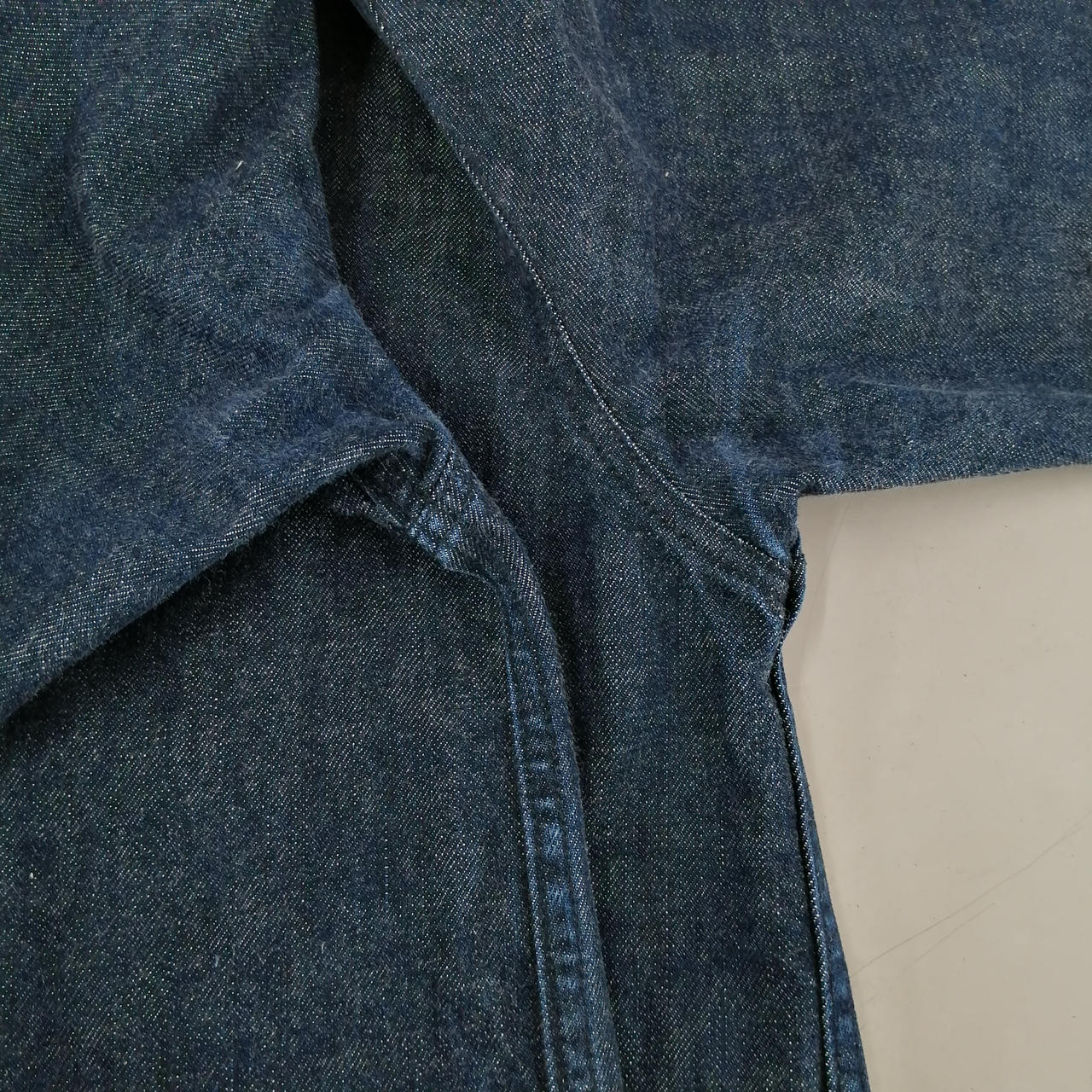 脇、変色や毛羽立ちあり