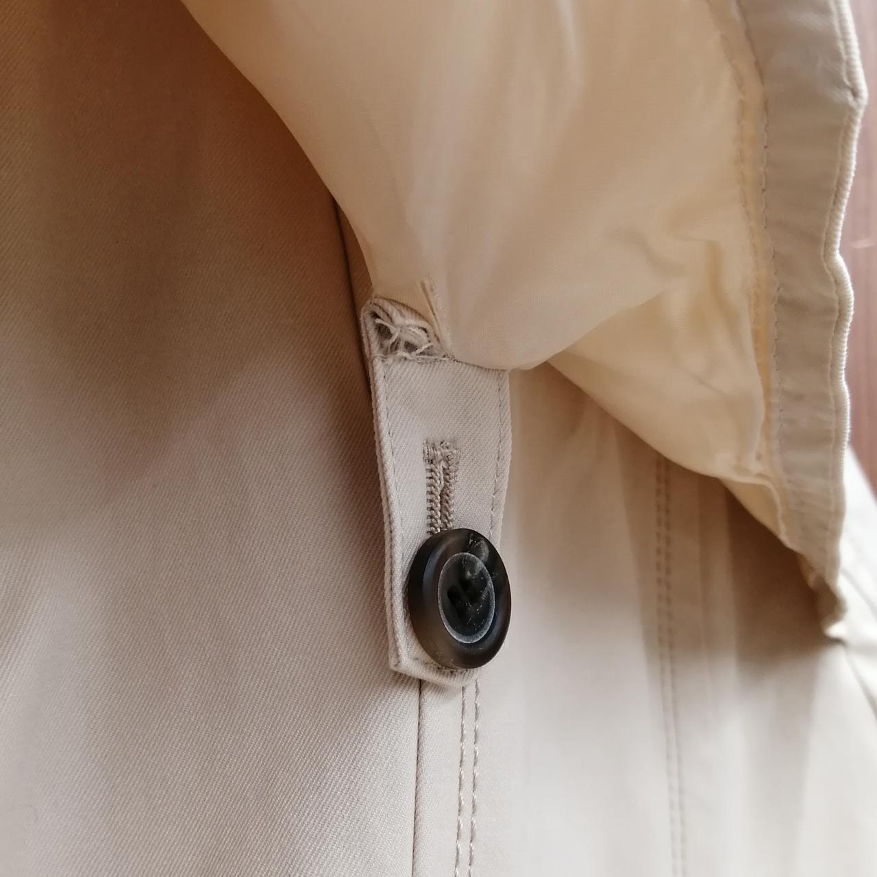 背中部分隠れてる箇所ですが破れあり。