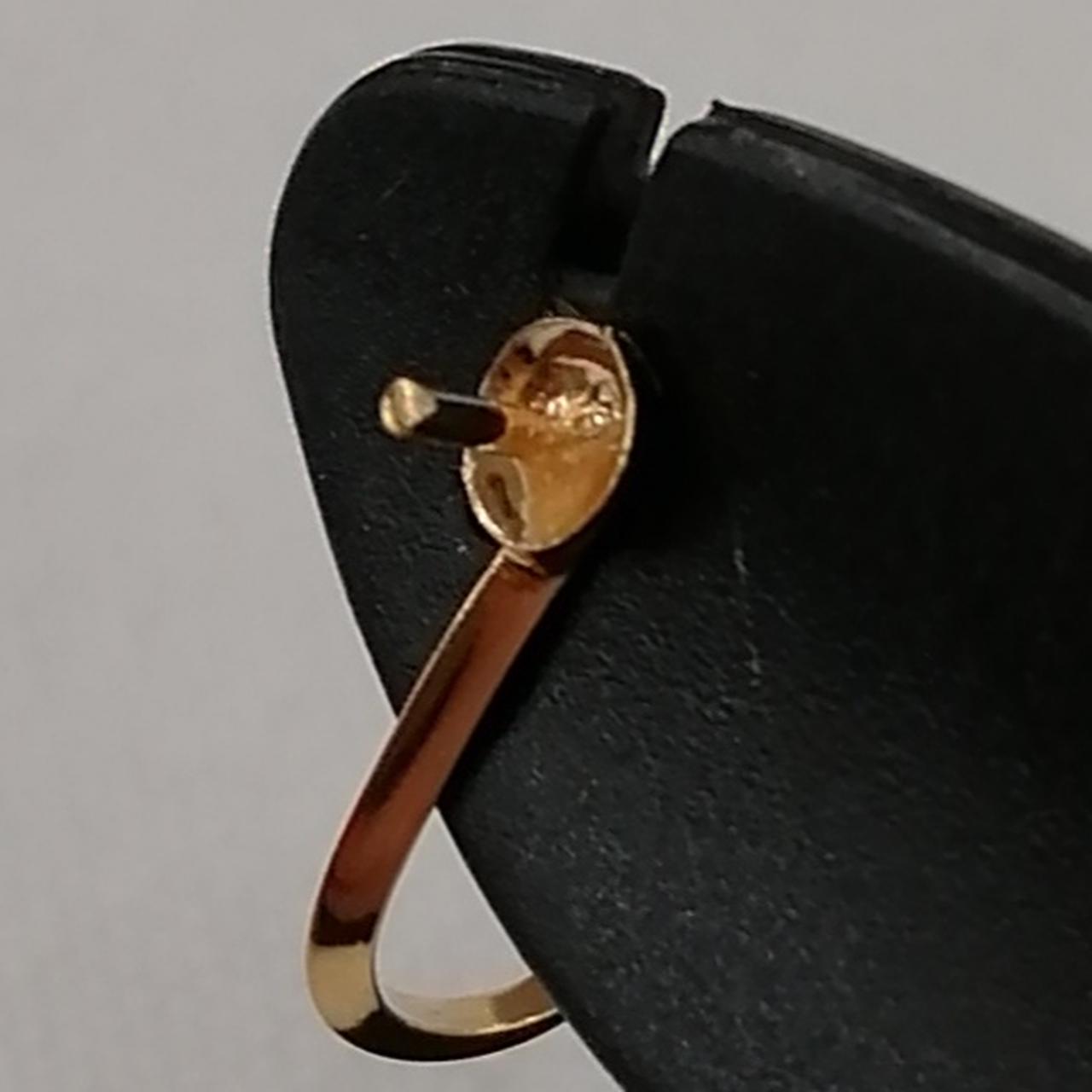 片方に糊のようなもの付着