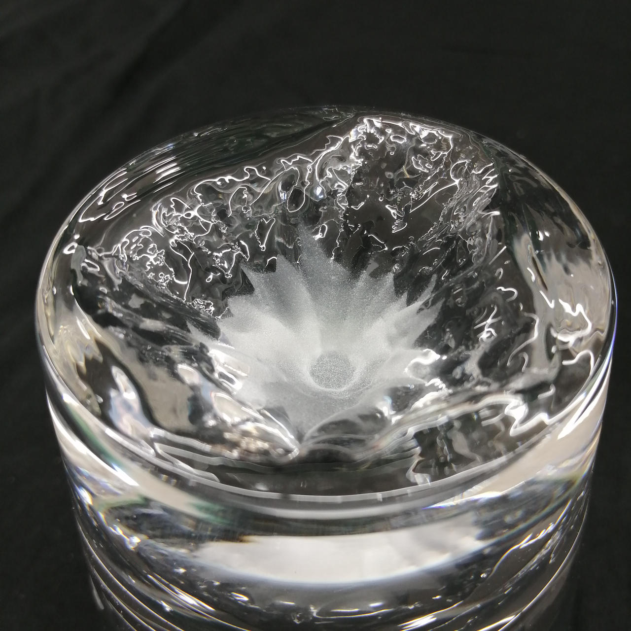 底　デザインで凹んでます。