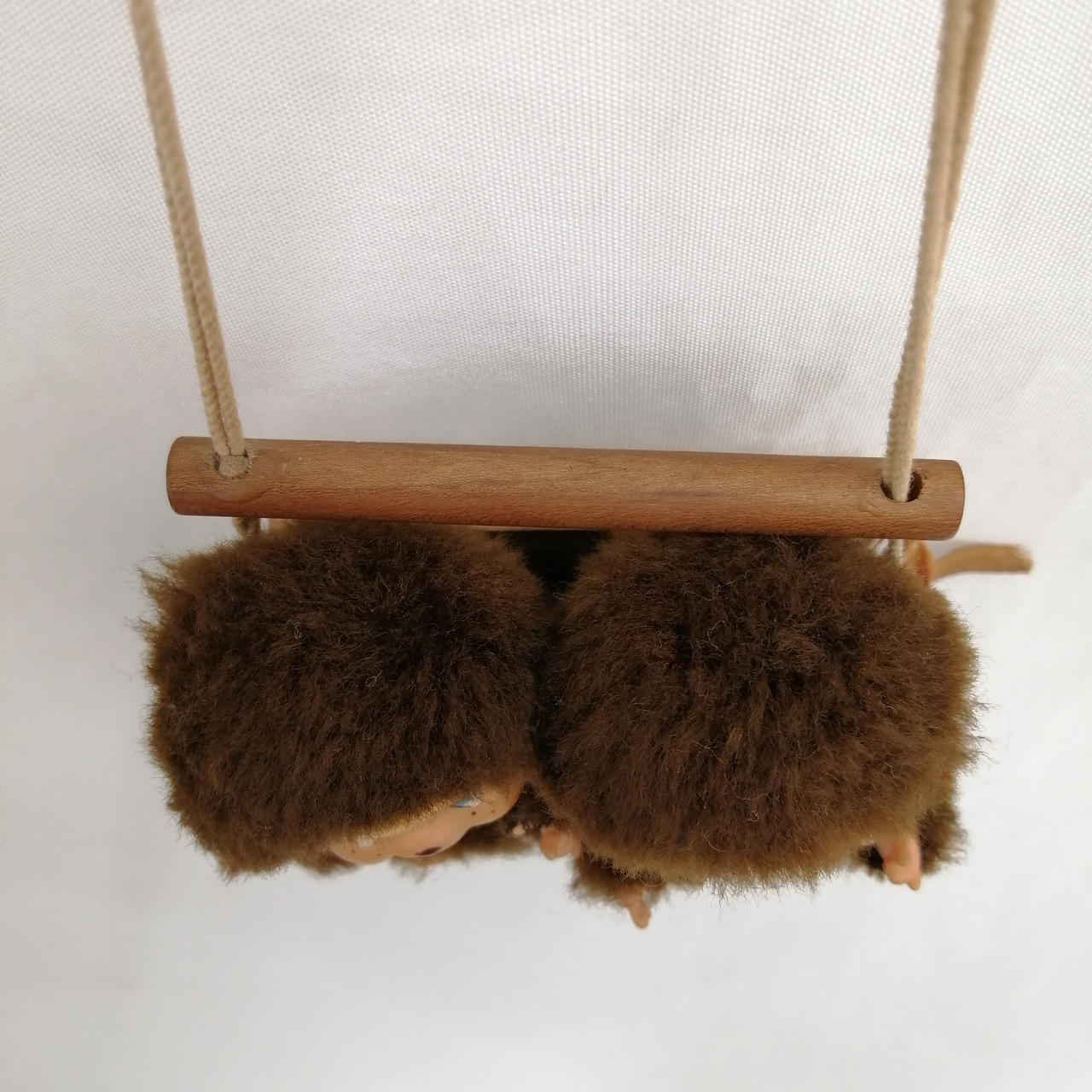 穴右側留まらず、糸を調節できません。