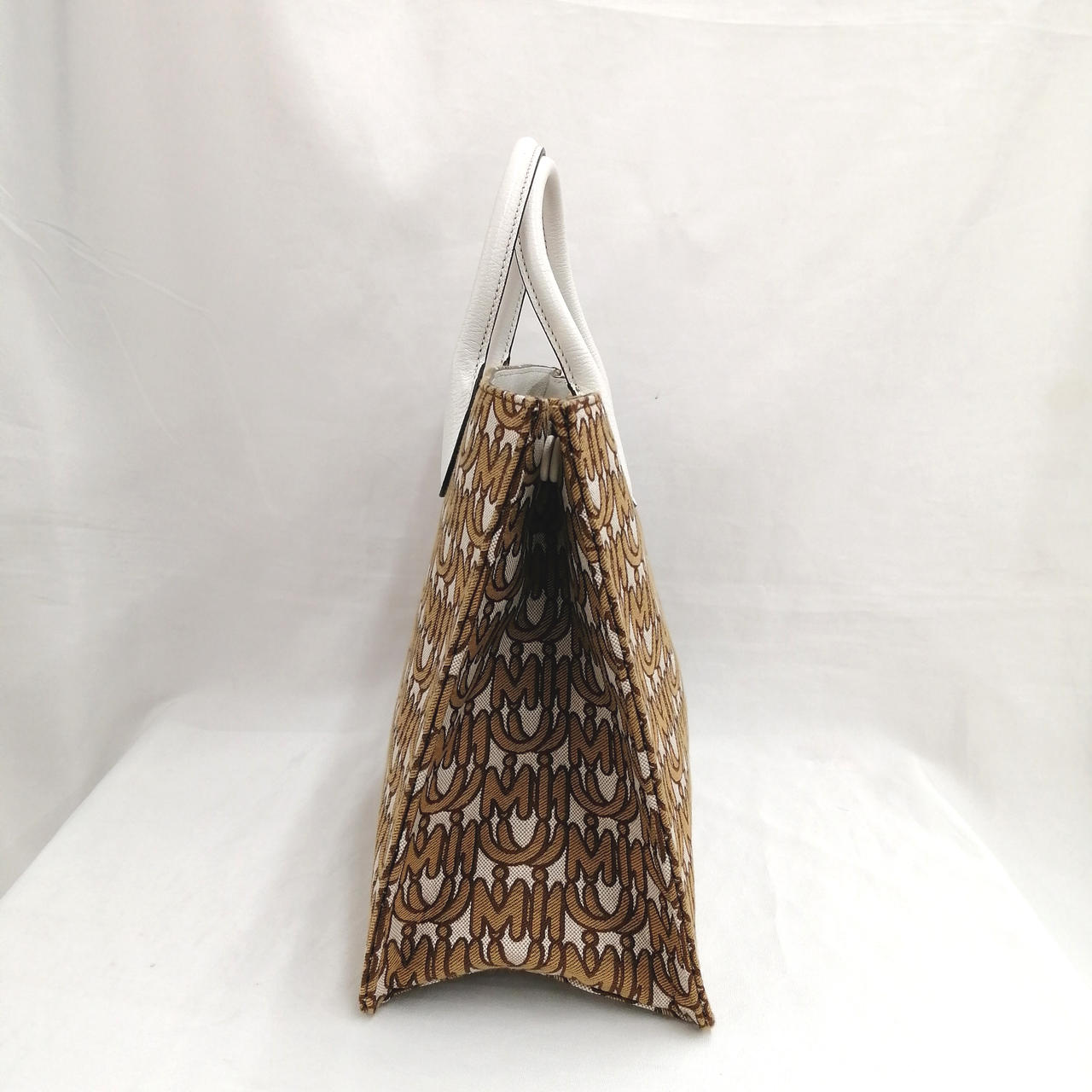 サイドはスナップボタンで留めてあります。