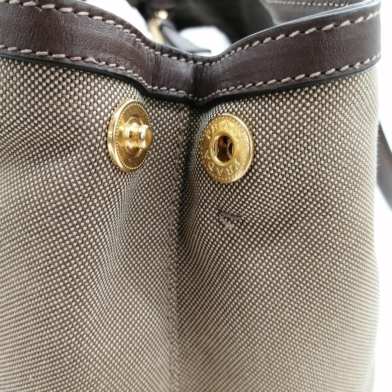 ボタン下の糸ほつれあり