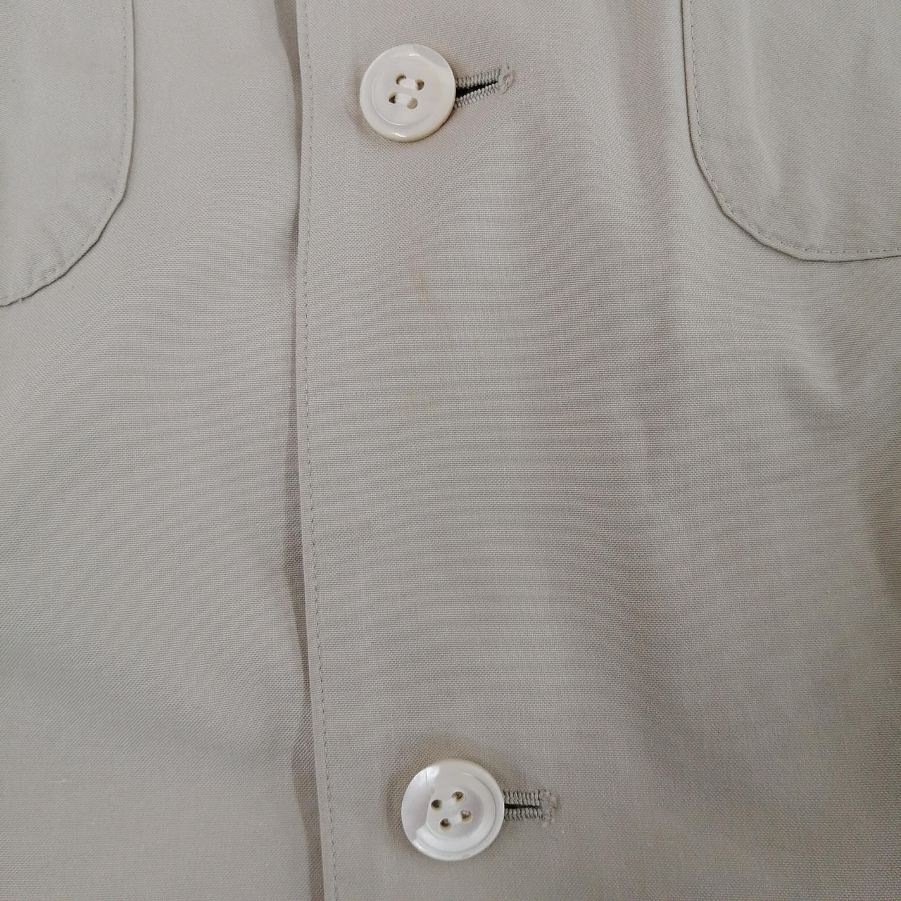 3番目と4番目のボタンの間に汚れあり