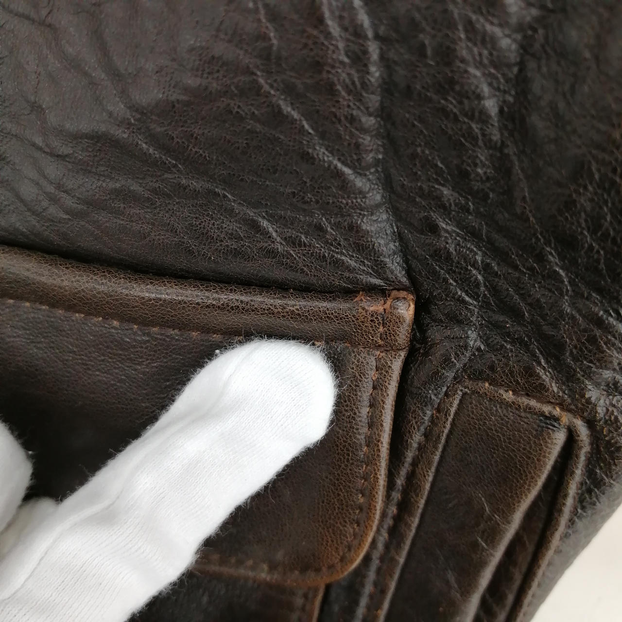 ポケットの縁等ヒビ割れ多数あり