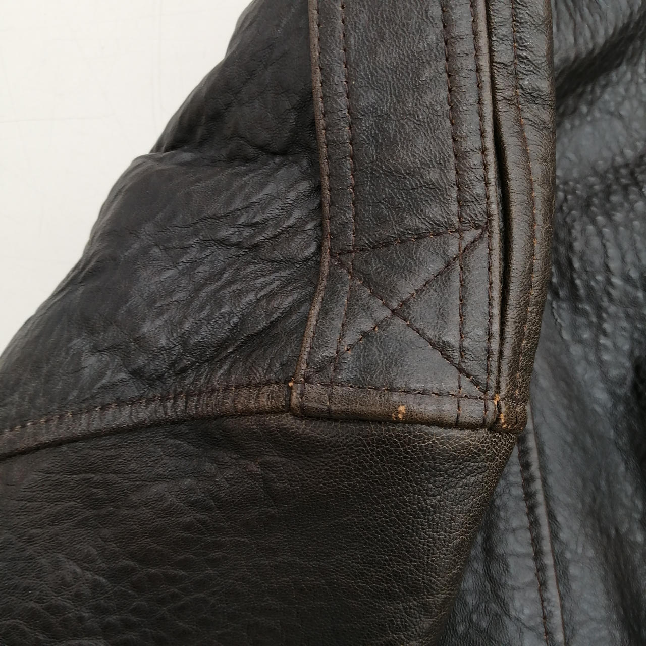 肩ヒビ割れ多数あり