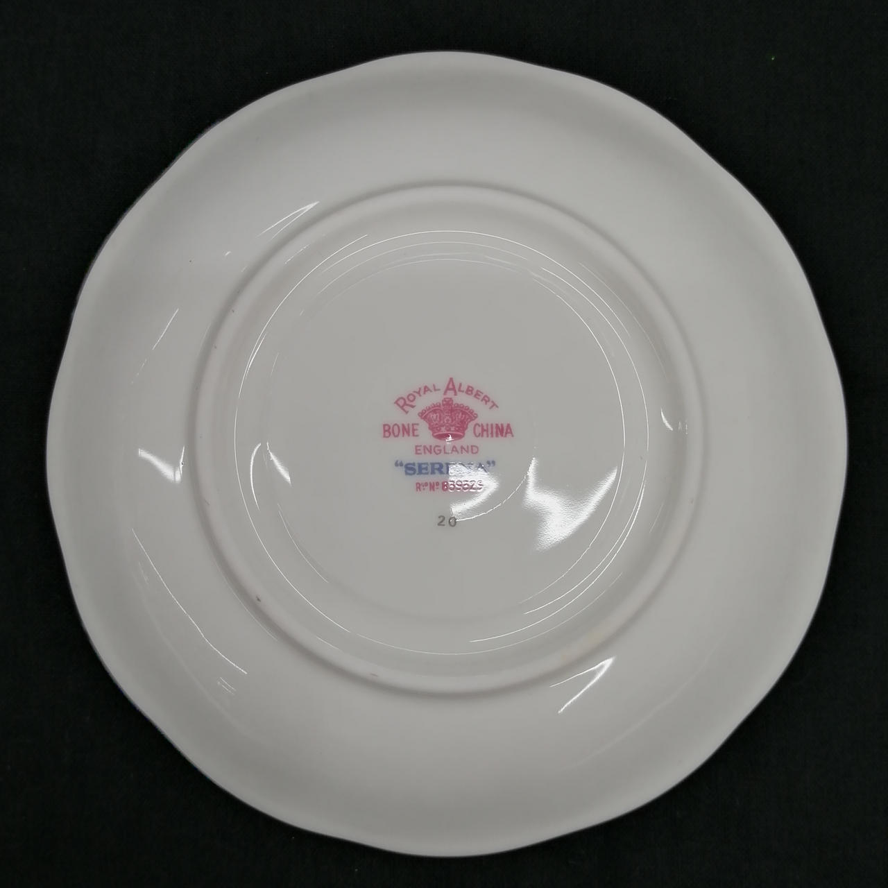 ソーサー　底キズ汚れあり