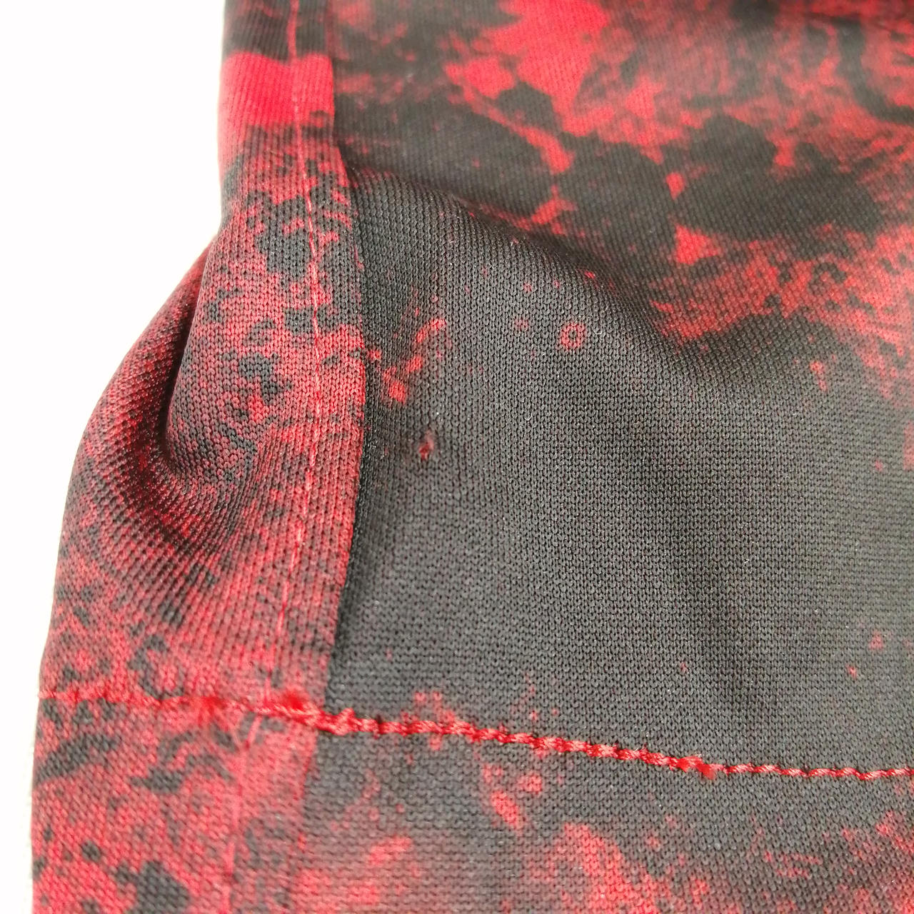 背面・左腰のあたりに微細な穴あきあり