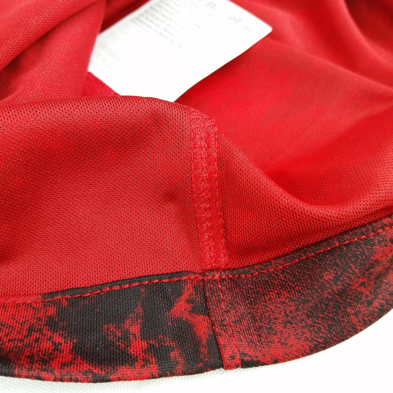 背面・左腰のあたりに微細な穴あきあり