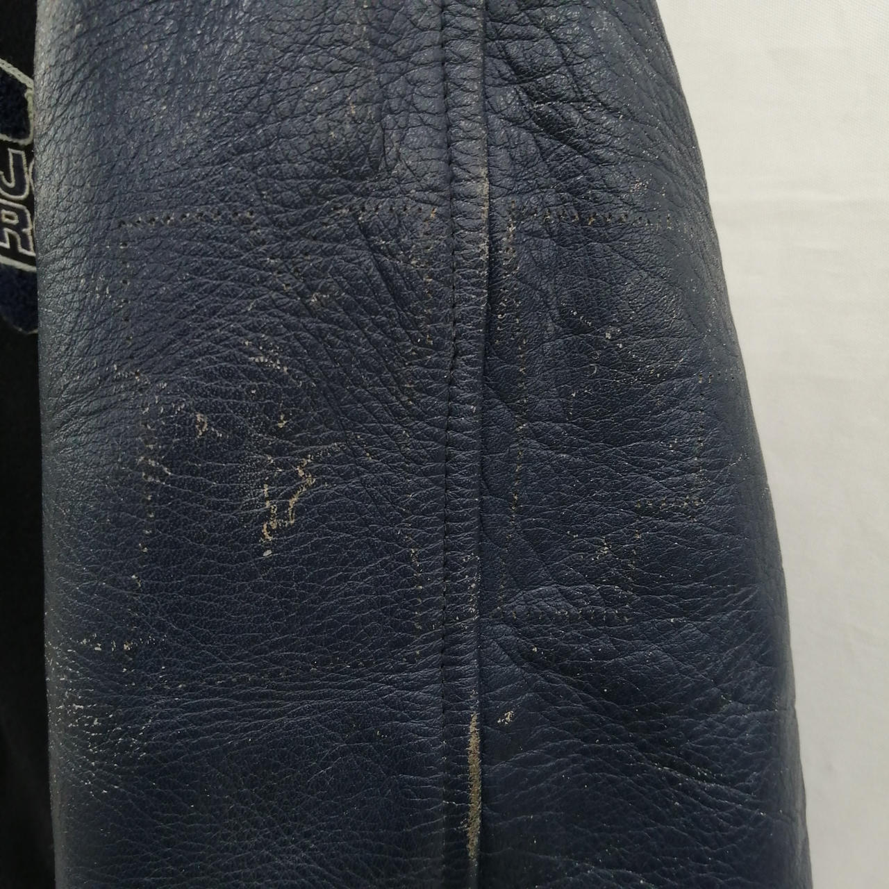 両腕ともワッペン外されてます。