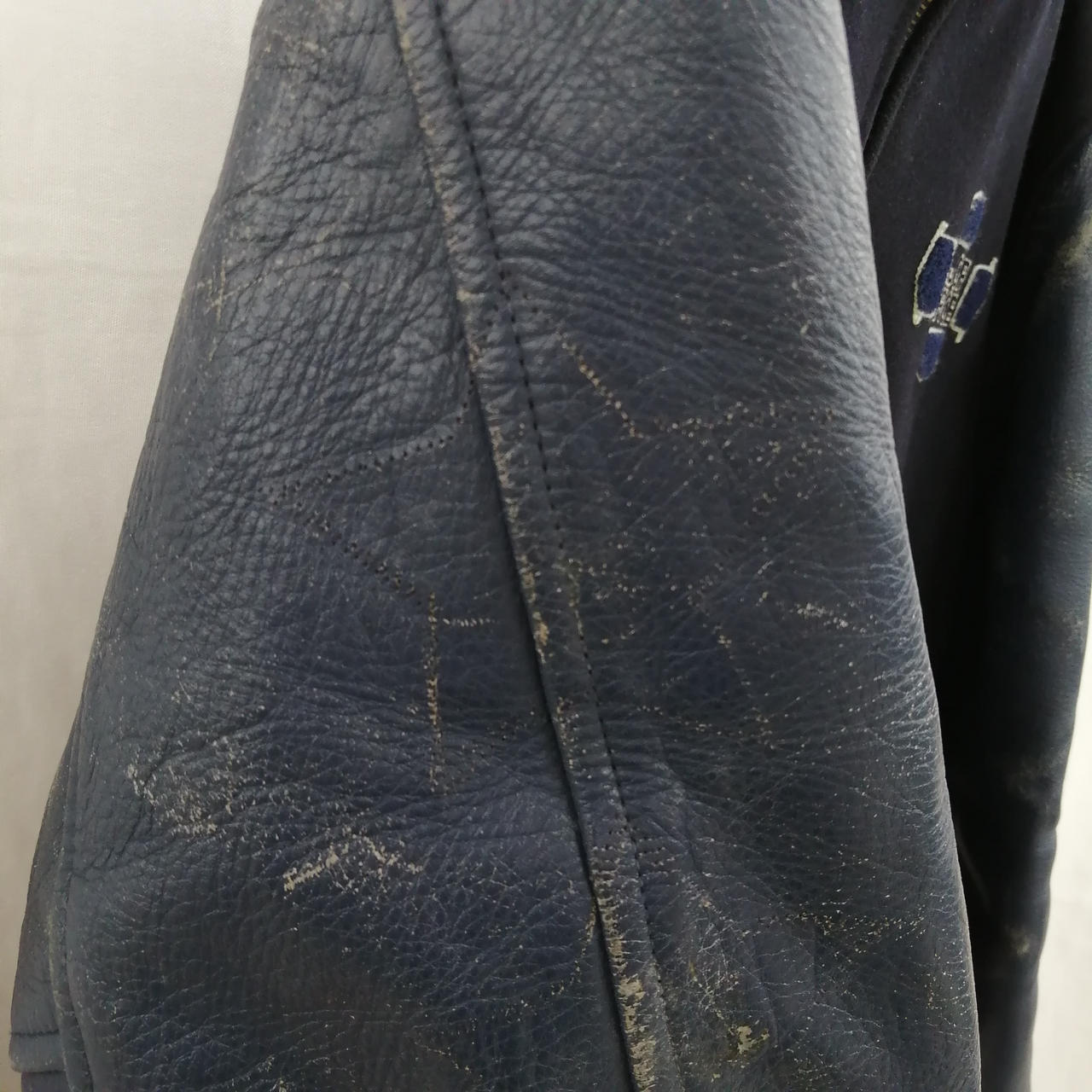 両腕ともワッペン外されてます。