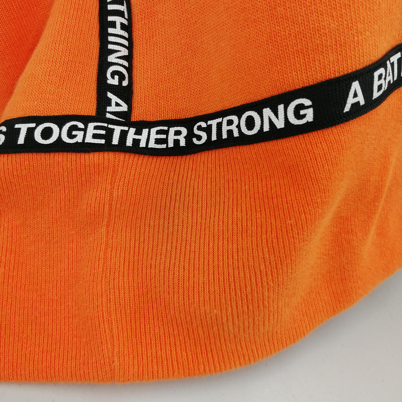 左腰の裾に微細な変色あり