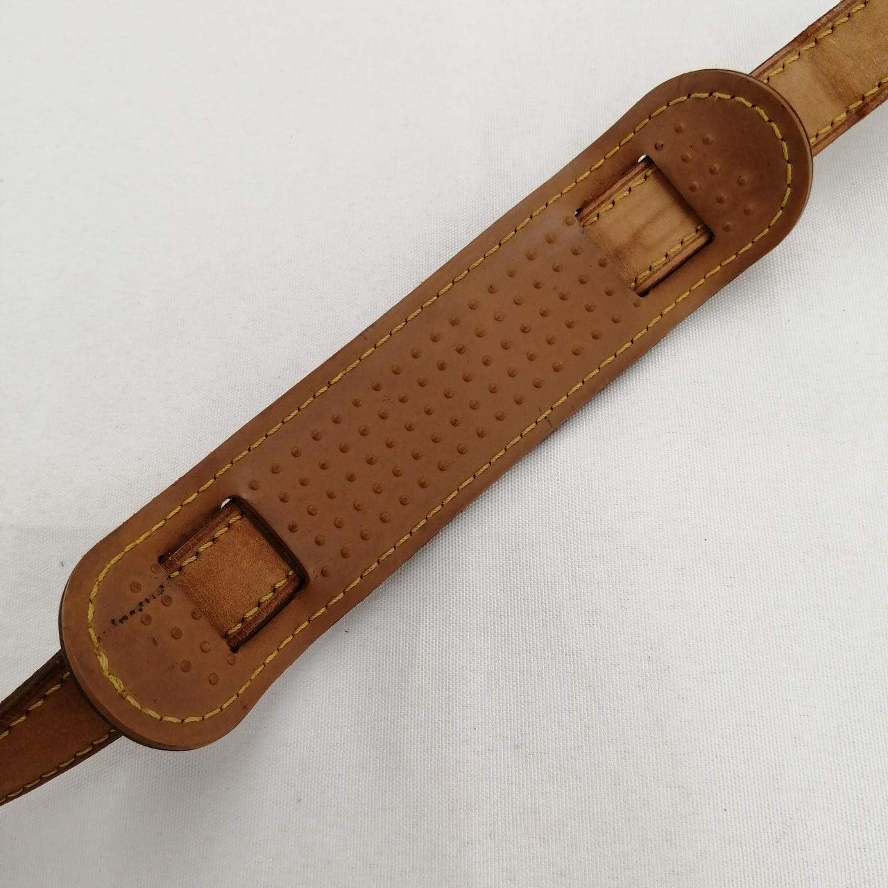 肩当て　折れ、汚れあり