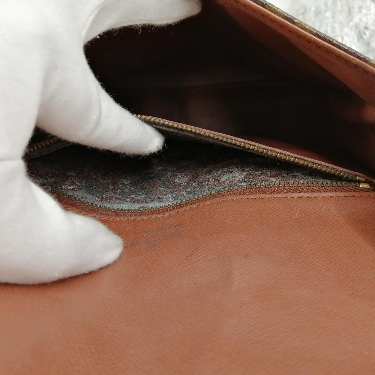 内ポケットの中、剥がれ激しく劣化あり