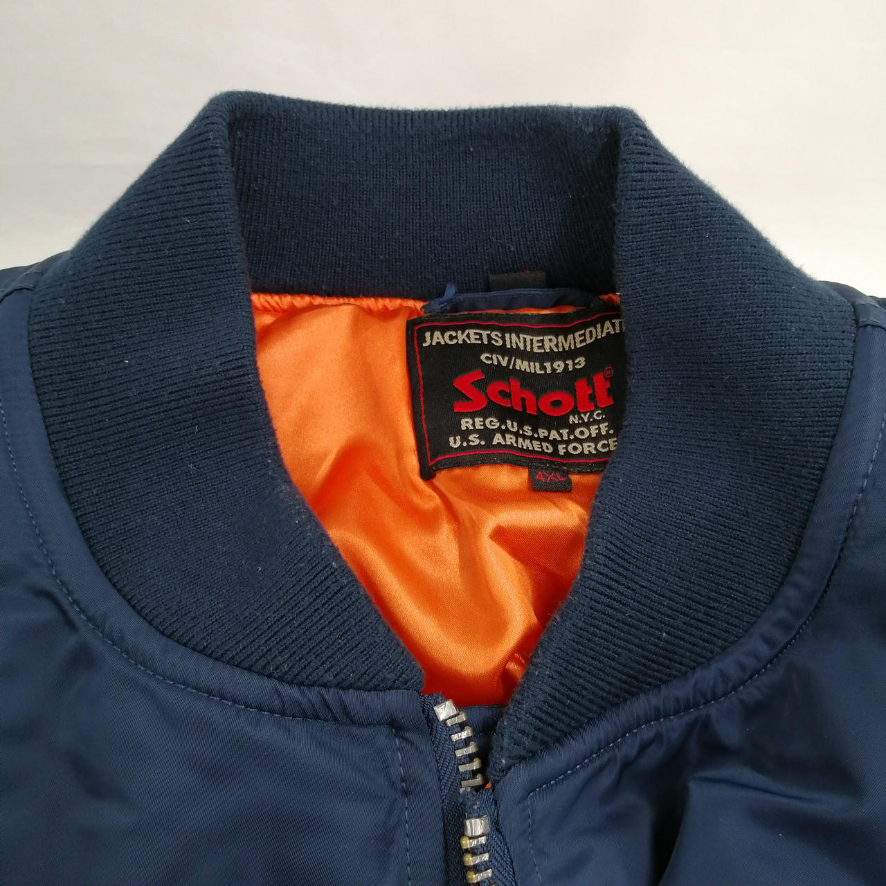 リブ部分全体的に毛玉・毛羽立ちあり