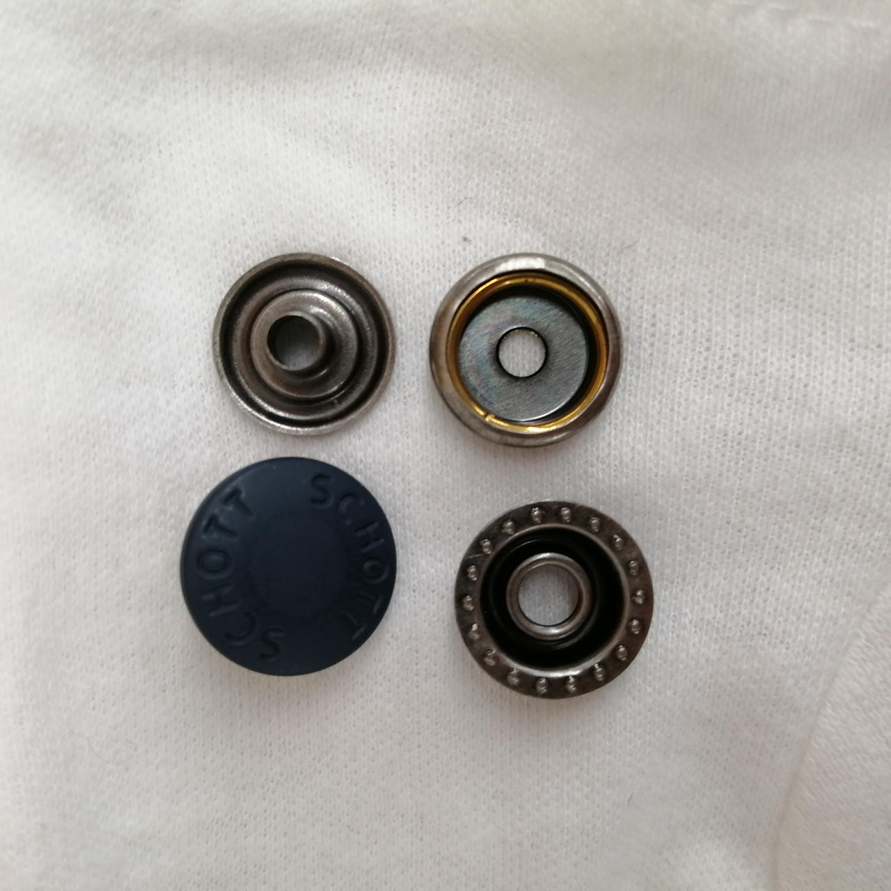 付属のボタン1セット付