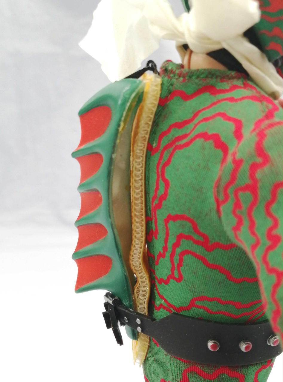 背びれ部分接着不良あり