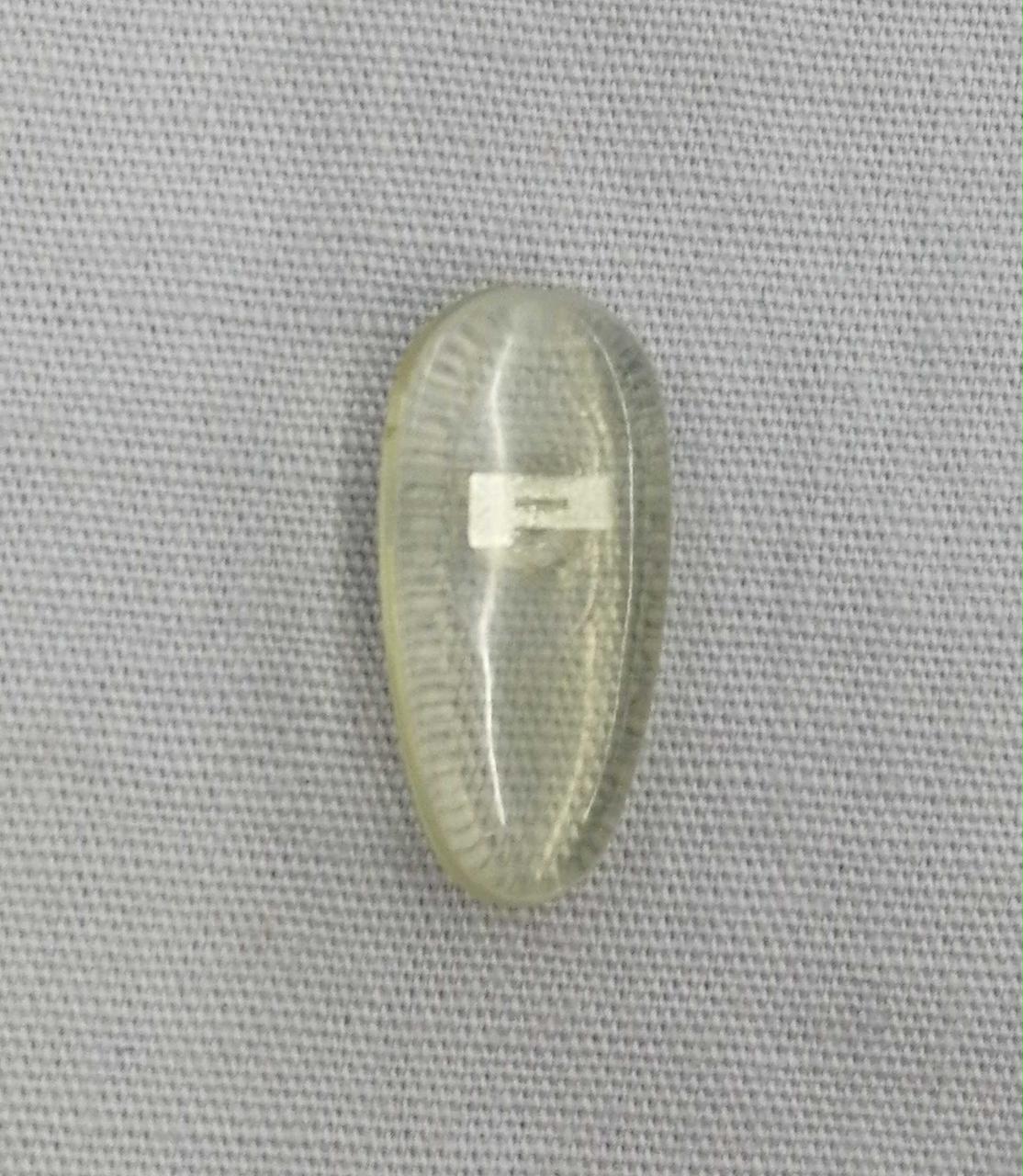 鼻パッド片方とれてます