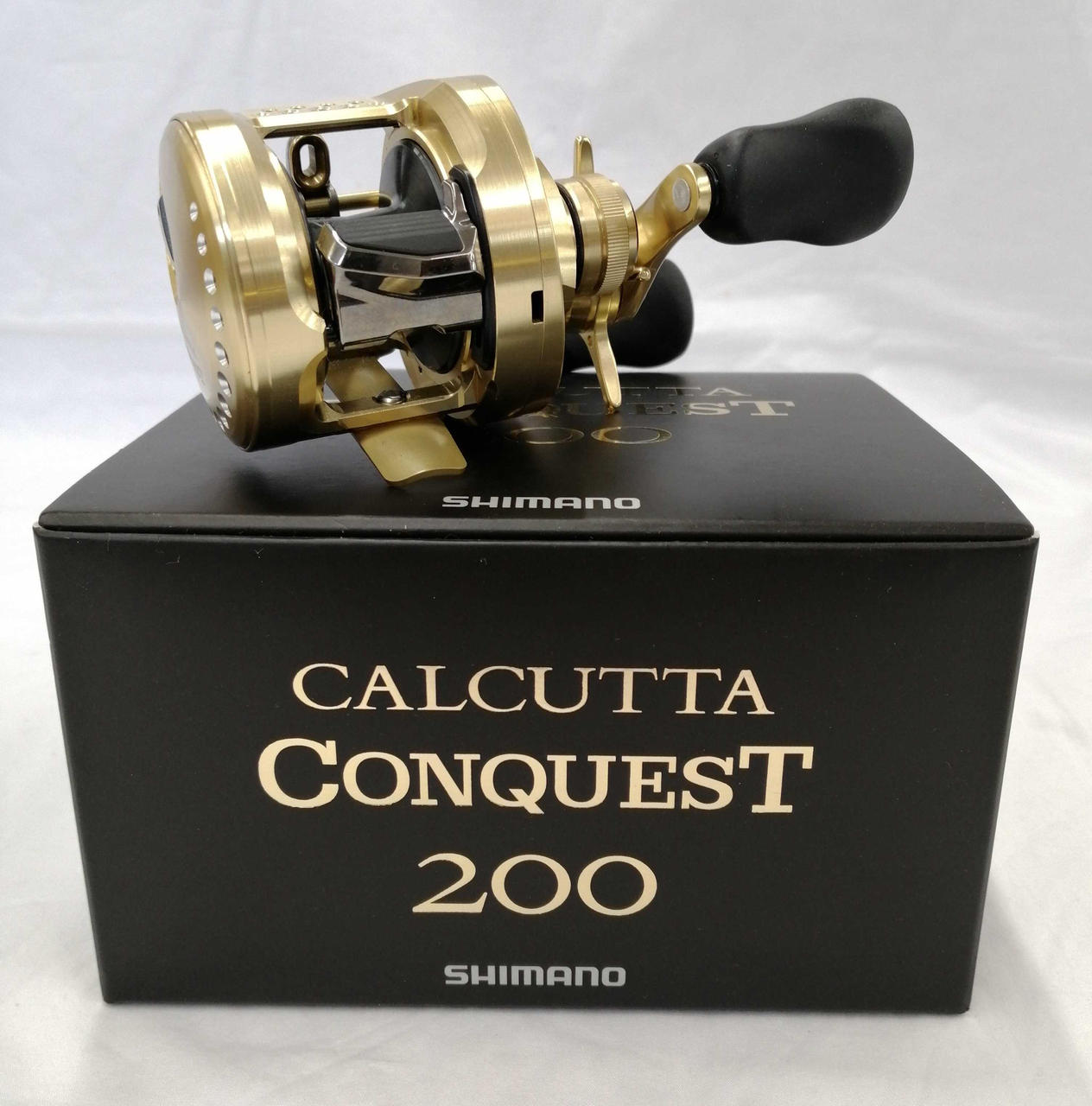 SHIMANO - とらお シマノ カルカッタコンクエストDC 200 シマノ カルカッタ コンクエスト DC 200HG 右 (リール) 価格比較