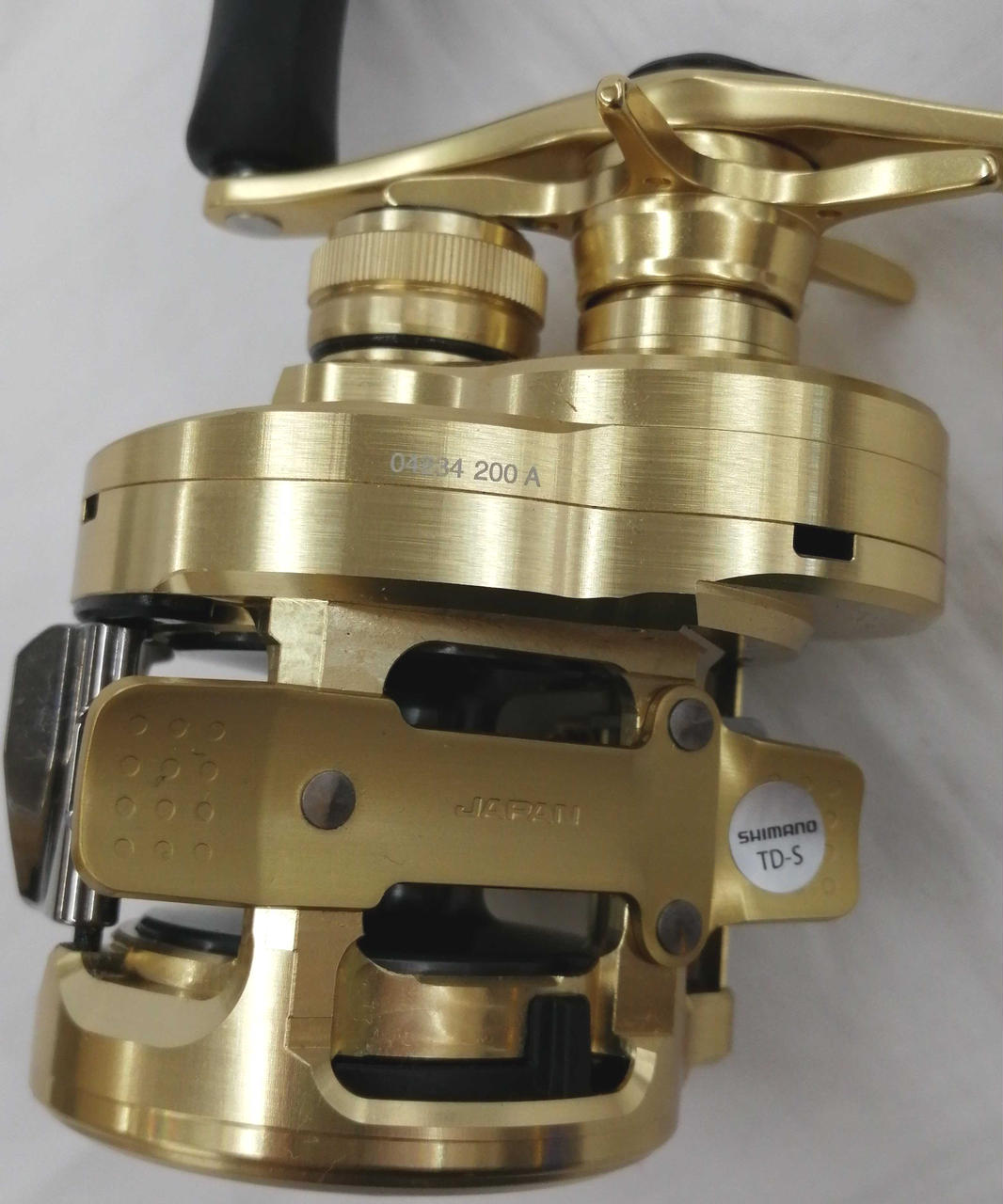 SHIMANO - ※お正月値下げ！！！シマノ カルカッタコンクエスト200HG シマノ カルカッタ コンクエスト DC 200HG 右 (リール) 価格比較