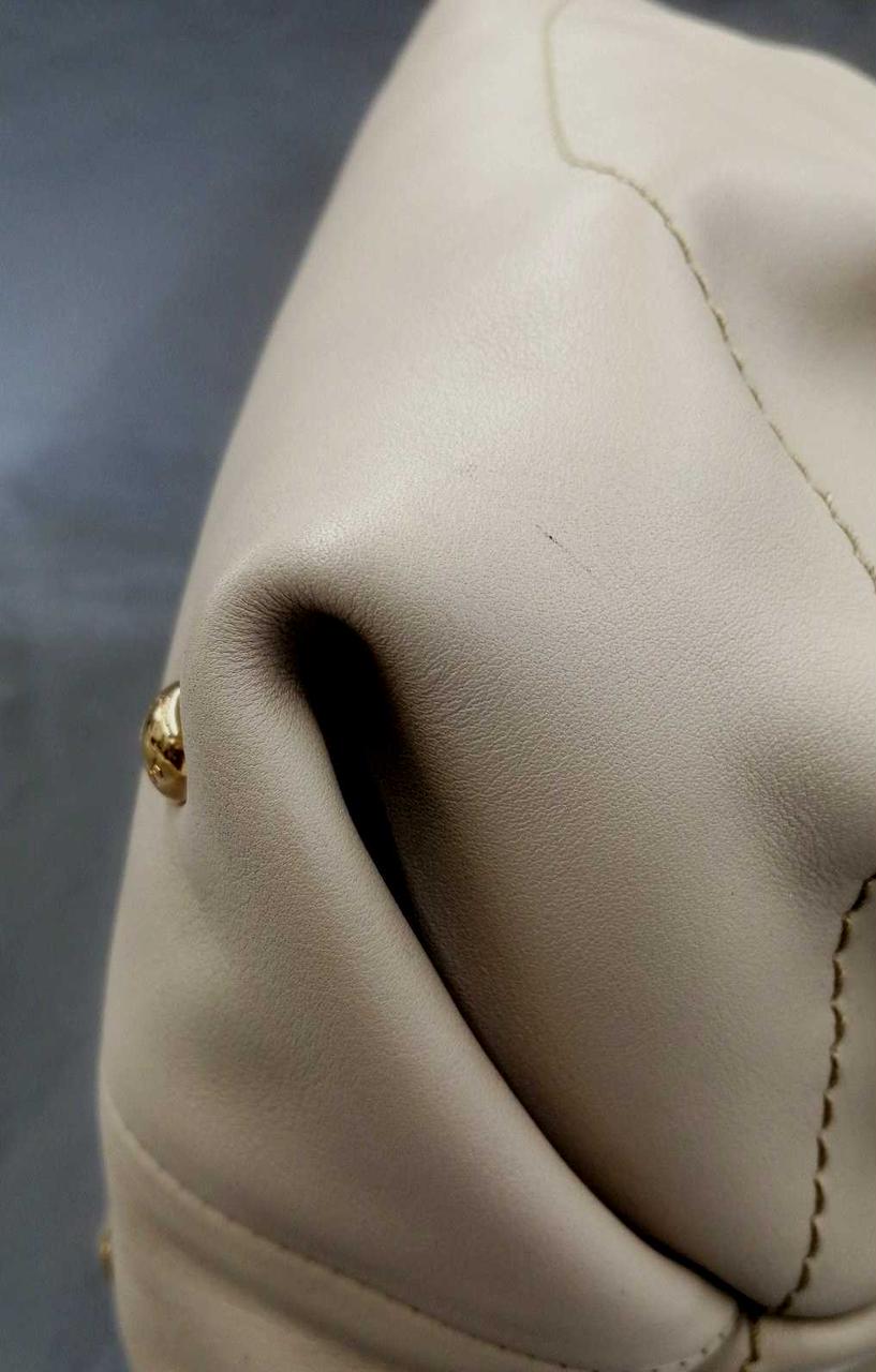 少し黒い汚れあり。